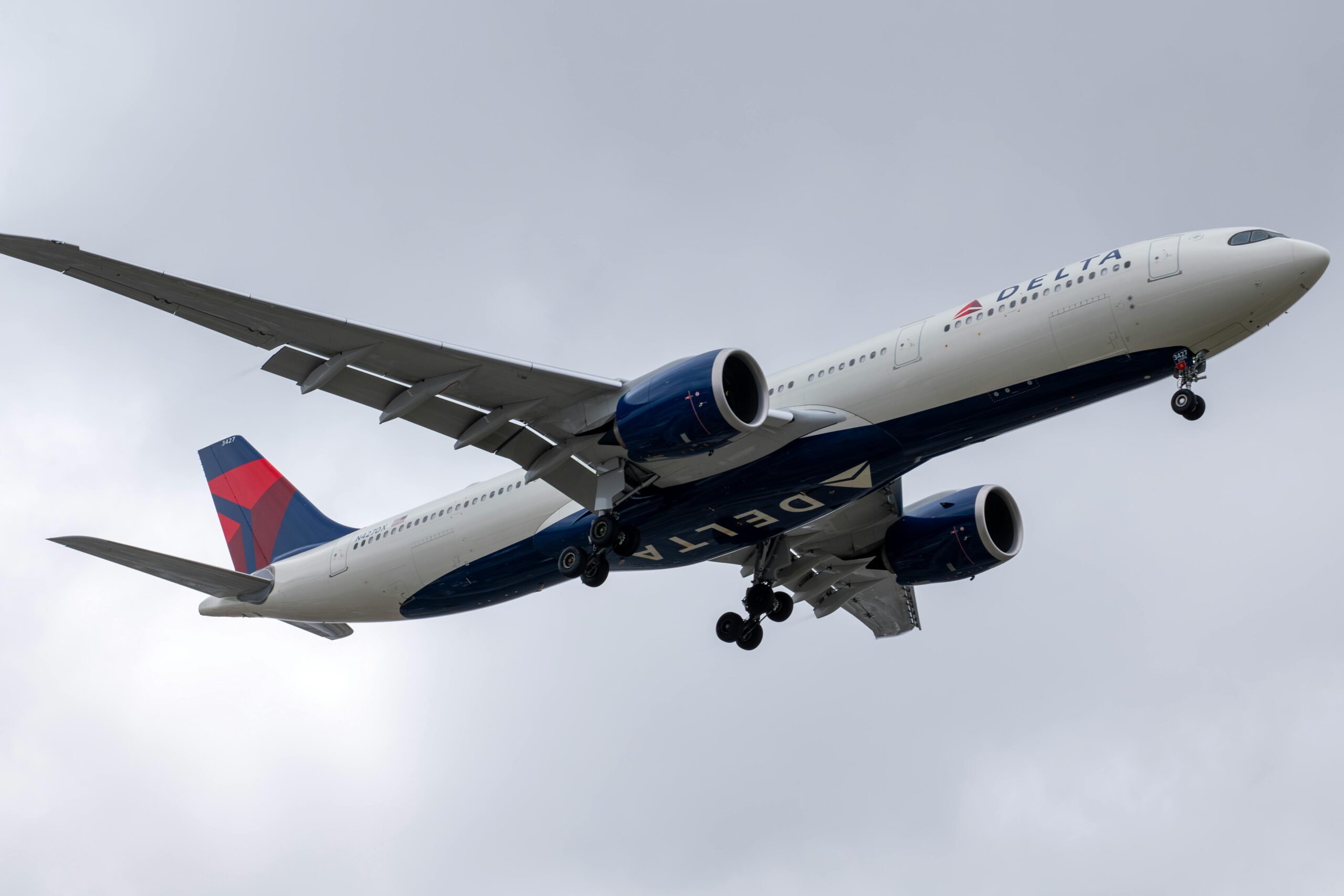 Ensuring Passenger Comfort: How Delta Flight DL275 Was Expertly Diverted from LAX